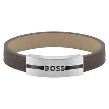 Ανδρικό δερμάτινο βραχιόλι Boss 1580496M σε καφέ χρώμα με ασημί μεταλλικό στοιχείο.
